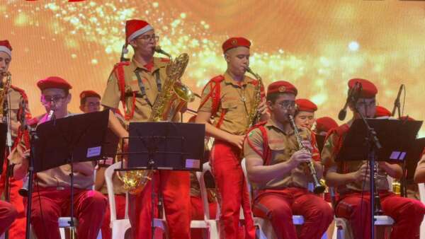 Banda de Música do Colégio dos Bombeiros encanta em concerto na Praça Portugal