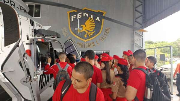 Visita inspiradora dos alunos do Colégio dos Bombeiros à Ciopaer