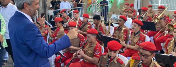 Governador Elmano de Freitas rege banda de música do colégio dos bombeiros