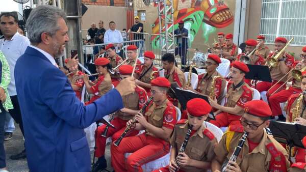 Governador Elmano de Freitas rege banda de música do colégio dos bombeiros