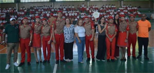 novos alunos recebem brevês