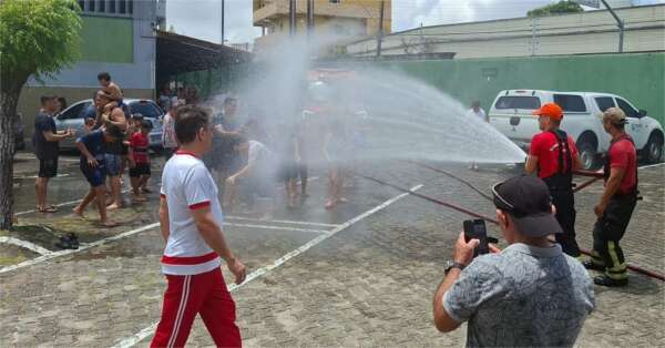 Colégio dos Bombeiros realiza 'Pais jogam e filhos torcem'