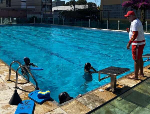 Alunos CMCB piscina