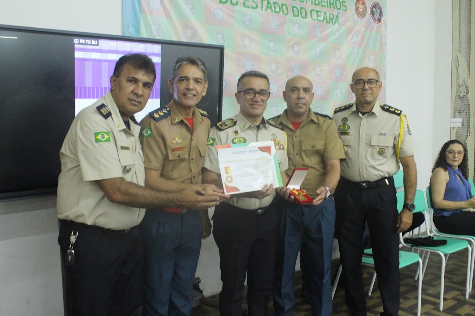 Chefe da Casa Militar e Coordenadora da Sefor 1 recebem condecorações do Colégio dos Bombeiros